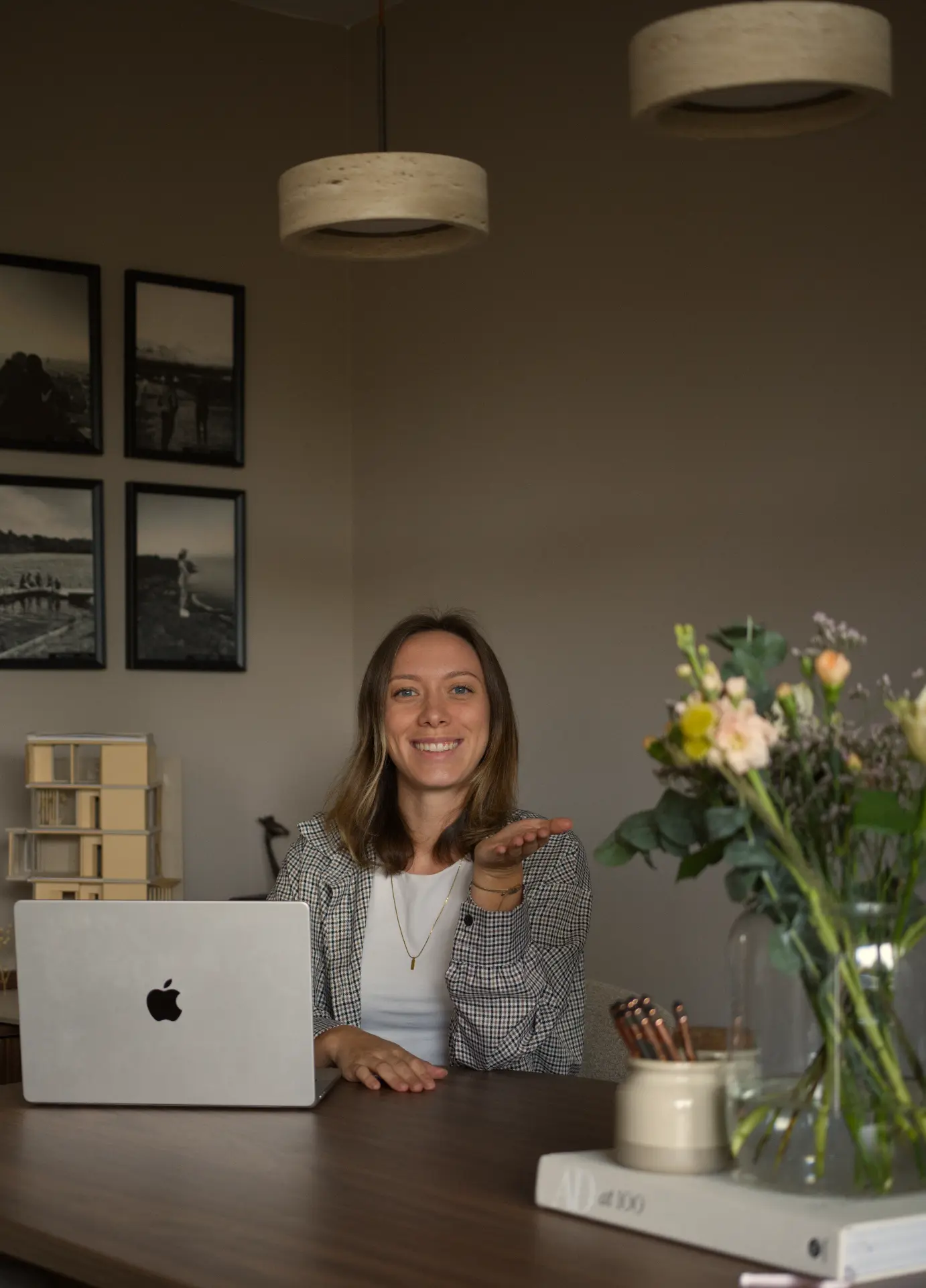 Lisa Graf, Immobilienmaklerin bei Graf Homes, an ihrem Schreibtisch